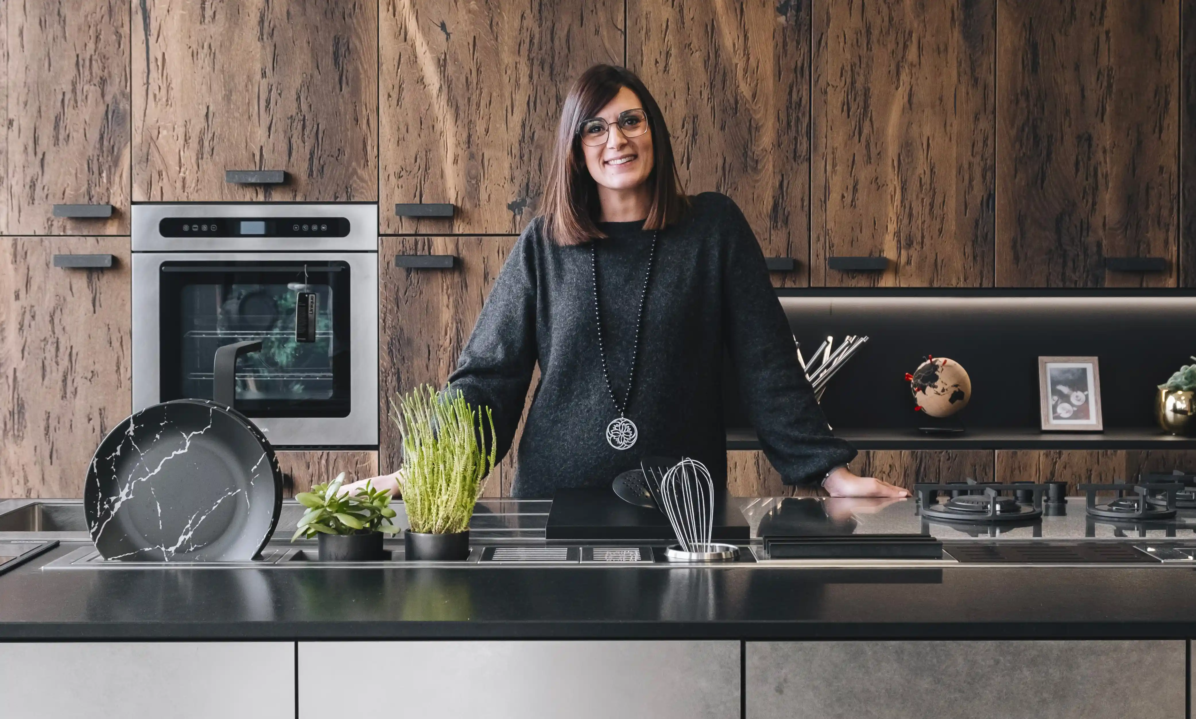 Femme souriant dans sa Cuisine Morel